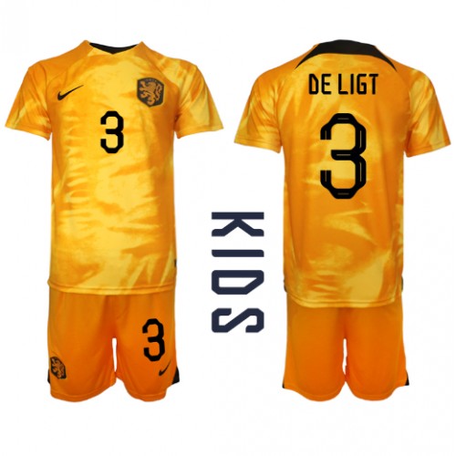 Fotballdrakt Barn Nederland Matthijs de Ligt #3 Hjemmedraktsett VM 2022 Kortermet (+ Korte bukser)